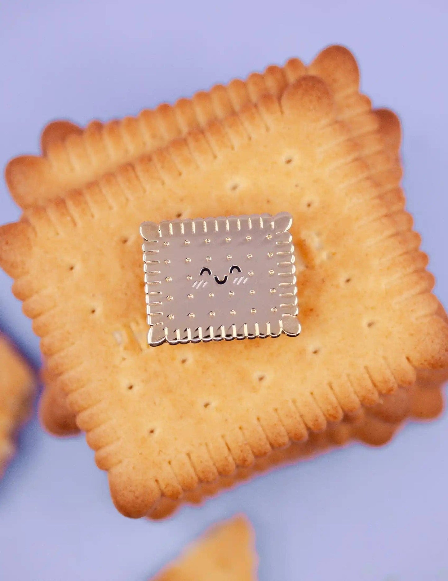 Petit Beurre Butterkeks Emaille-Pin von Joanna Behar