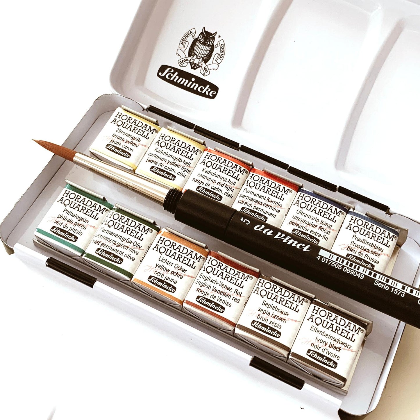 Schmincke Horadam Aquarellfarben – Metallkasten mit 12 halben Näpfchen