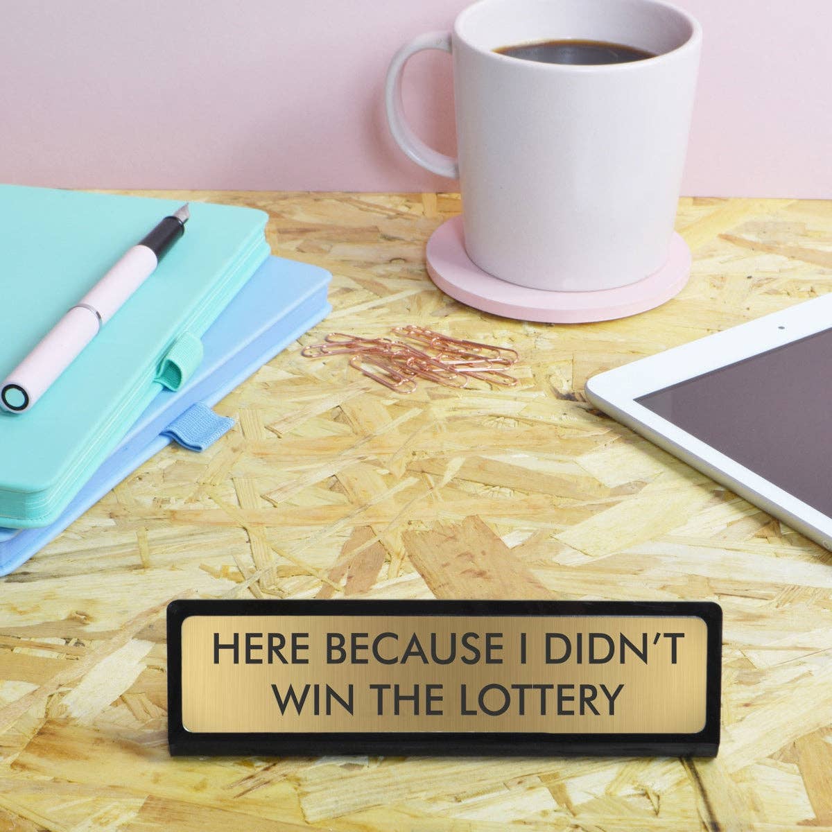 Schild für Schreibtisch „Here Because I Didn't Win the Lottery“ Flamingo Candles