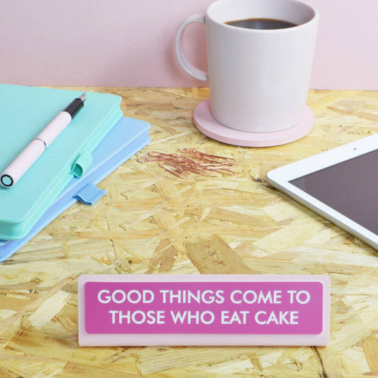 Schild für Schreibtisch „Good Things Come To Those Who Eat Cake“ Flamingo Candles