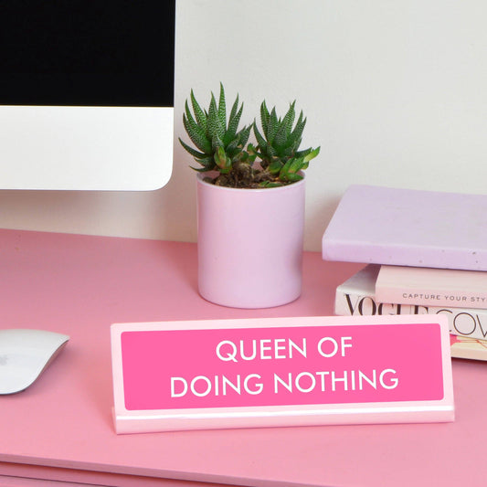 Schild für Schreibtisch „Queen of Doing Nothing“ Flamingo Candles