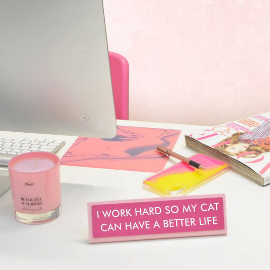 Schild für Schreibtisch „I Work Hard So My Cat Can Have a Better Life“ Flamingo Candles