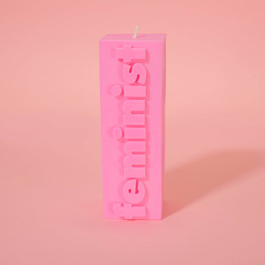 Feminist Stumpenkerze mit Block-Slogan Flamingo Candles