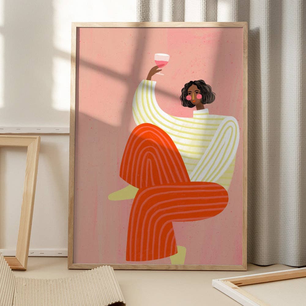 Pictufy - Kunstdruck „Frau mit Weinglas“ – malerisches korallenfarbenes Porträt