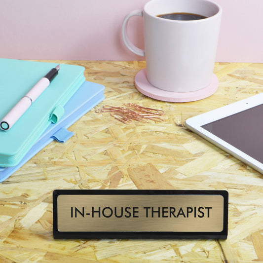 Schild für Schreibtisch „in-House therapist“ Flamingo Candles