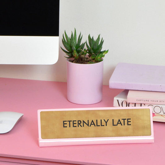 Schild für Schreibtisch „Eternally Late“ Flamingo Candles